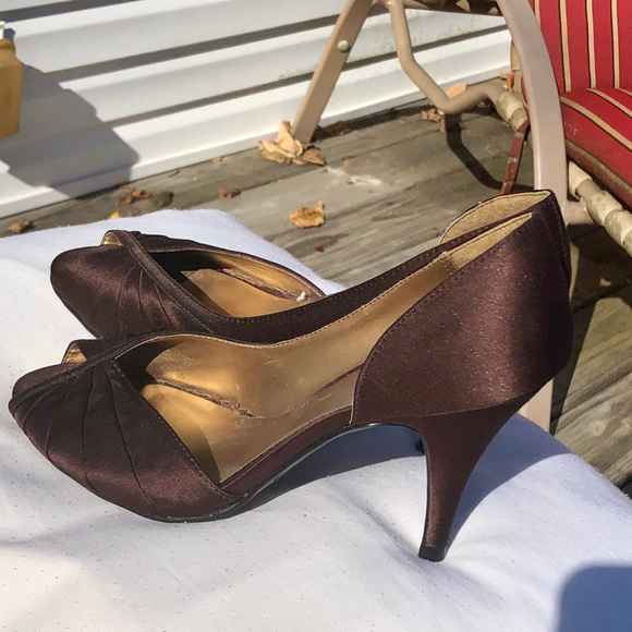 NEW Massimo Brown Satin Peep Toe Heels - Picture 6 of 6